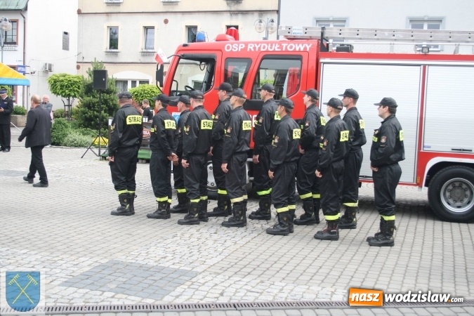 Zdjęcie w galerii na portalu naszwodzislaw.com: Strażacki wóz bojowy Renault Midlum uroczyście przekazany do OSP w Rydułtowach  wiadomości z regionu