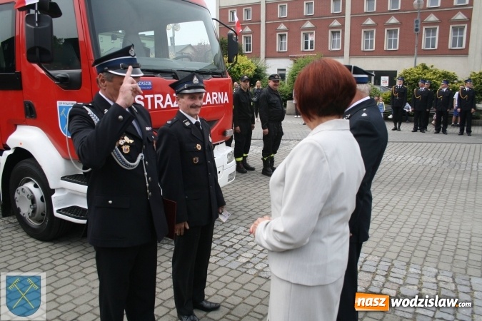Zdjęcie w galerii na portalu naszwodzislaw.com: Strażacki wóz bojowy Renault Midlum uroczyście przekazany do OSP w Rydułtowach  wiadomości z regionu