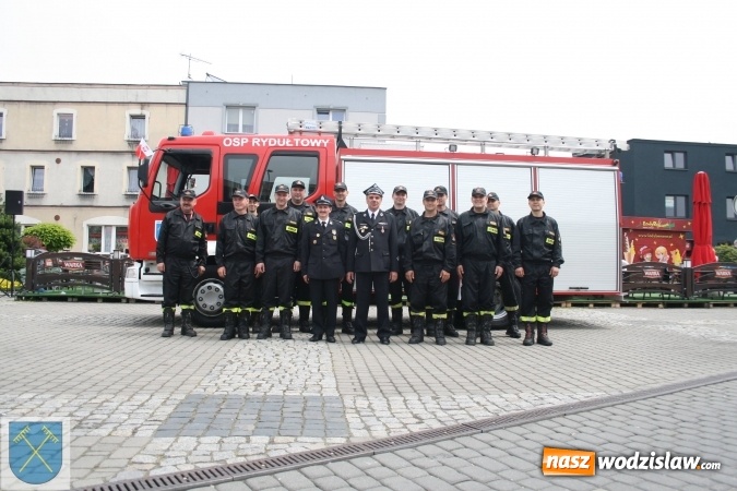 Zdjęcie w galerii na portalu naszwodzislaw.com: Strażacki wóz bojowy Renault Midlum uroczyście przekazany do OSP w Rydułtowach  wiadomości z regionu