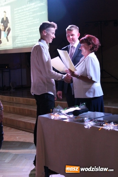 Zdjęcie w galerii na portalu naszwodzislaw.com: Uczniowie z Zespołu Szkół nr 2 nagrodzeni wiadomości z regionu