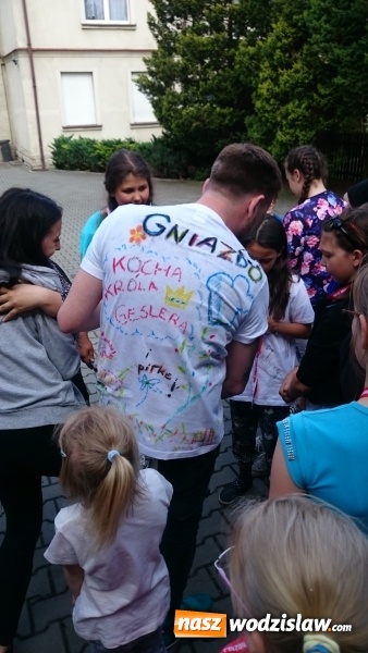 Zdjęcie w galerii na portalu naszwodzislaw.com: Mateusz Gesler i Tomasz Kłos zawitali do Świetlicy Opiekuńczej 