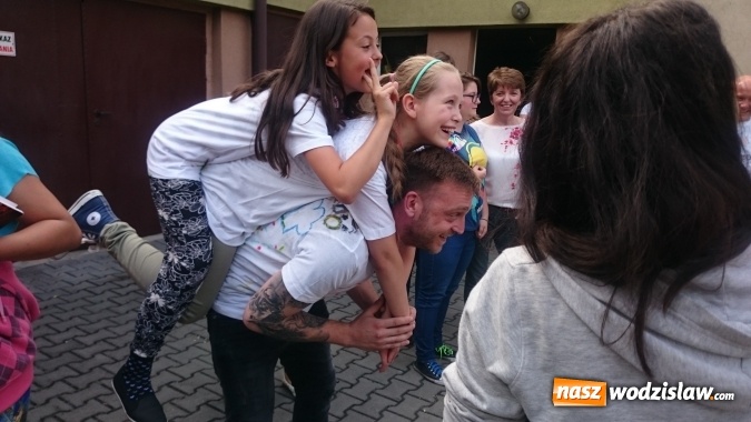 Zdjęcie w galerii na portalu naszwodzislaw.com: Mateusz Gesler i Tomasz Kłos zawitali do Świetlicy Opiekuńczej 