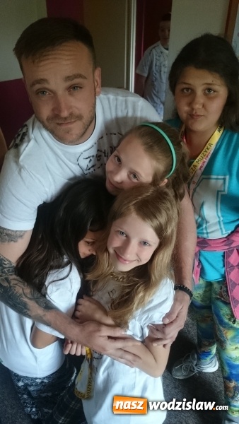 Zdjęcie w galerii na portalu naszwodzislaw.com: Mateusz Gesler i Tomasz Kłos zawitali do Świetlicy Opiekuńczej 