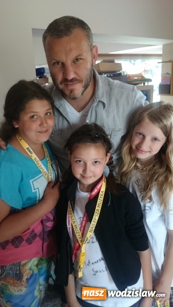 Zdjęcie w galerii na portalu naszwodzislaw.com: Mateusz Gesler i Tomasz Kłos zawitali do Świetlicy Opiekuńczej 