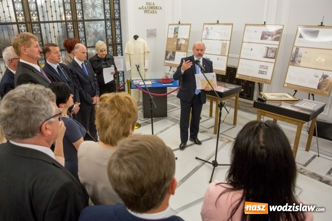 Zdjęcie w galerii na portalu naszwodzislaw.com: Wystawa poświęcona św. Janowi Pawłowi II w polskim Sejmie wiadomości z regionu