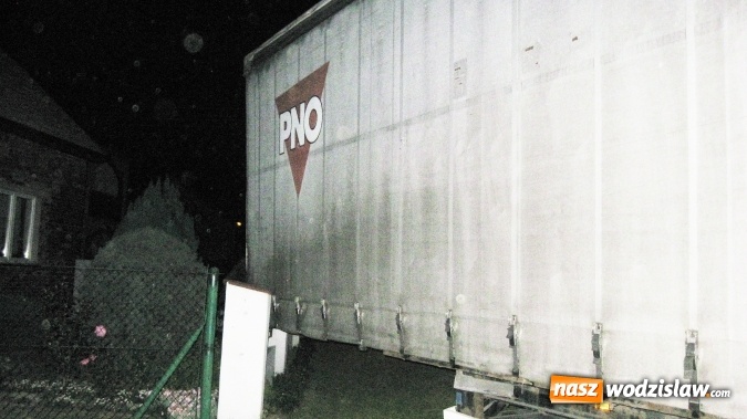 Zdjęcie w galerii na portalu naszwodzislaw.com: Turza Śląska: Naczepa odczepiła się od ciągnika i... zatrzymała się na ogrodzeniu wiadomości z regionu