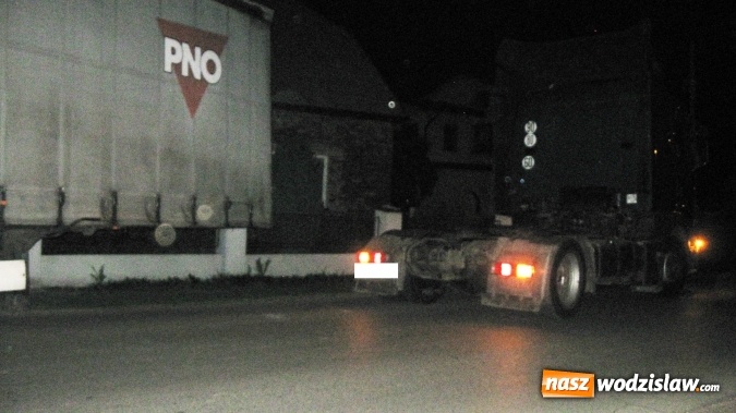 Zdjęcie w galerii na portalu naszwodzislaw.com: Turza Śląska: Naczepa odczepiła się od ciągnika i... zatrzymała się na ogrodzeniu wiadomości z regionu