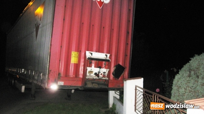 Zdjęcie w galerii na portalu naszwodzislaw.com: Turza Śląska: Naczepa odczepiła się od ciągnika i... zatrzymała się na ogrodzeniu wiadomości z regionu