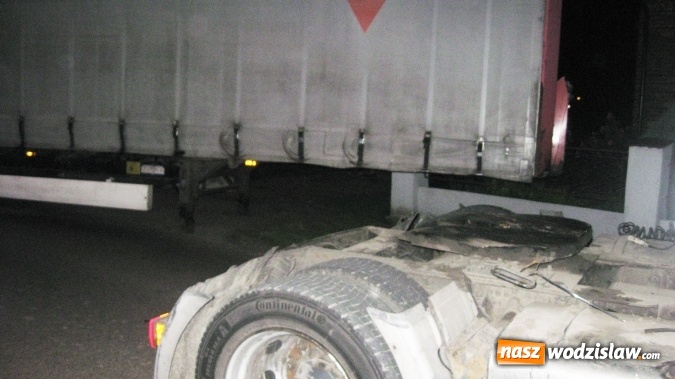 Zdjęcie w galerii na portalu naszwodzislaw.com: Turza Śląska: Naczepa odczepiła się od ciągnika i... zatrzymała się na ogrodzeniu wiadomości z regionu