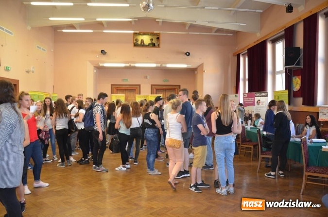 Zdjęcie w galerii na portalu naszwodzislaw.com: Spore zainteresowanie kiermaszem pracy wakacyjnej wiadomości z regionu