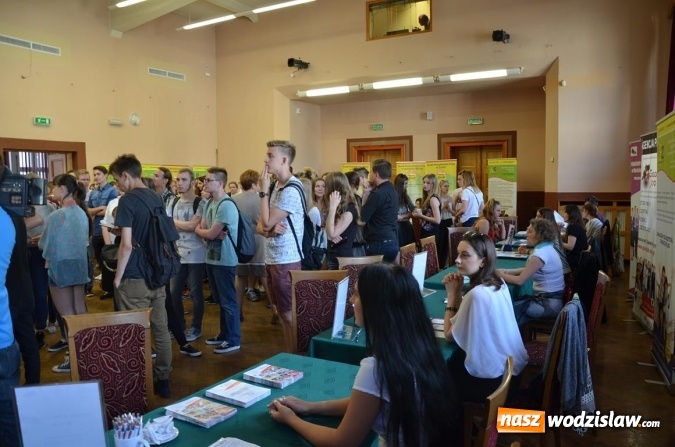 Zdjęcie w galerii na portalu naszwodzislaw.com: Spore zainteresowanie kiermaszem pracy wakacyjnej wiadomości z regionu