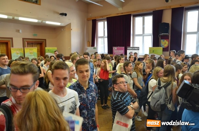 Zdjęcie w galerii na portalu naszwodzislaw.com: Spore zainteresowanie kiermaszem pracy wakacyjnej wiadomości z regionu