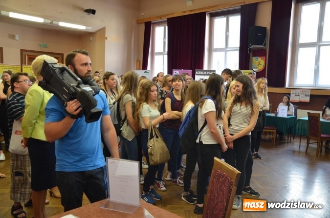 Zdjęcie w galerii na portalu naszwodzislaw.com: Spore zainteresowanie kiermaszem pracy wakacyjnej wiadomości z regionu