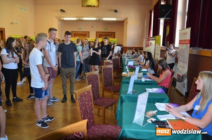 Zdjęcie w galerii na portalu naszwodzislaw.com: Spore zainteresowanie kiermaszem pracy wakacyjnej wiadomości z regionu