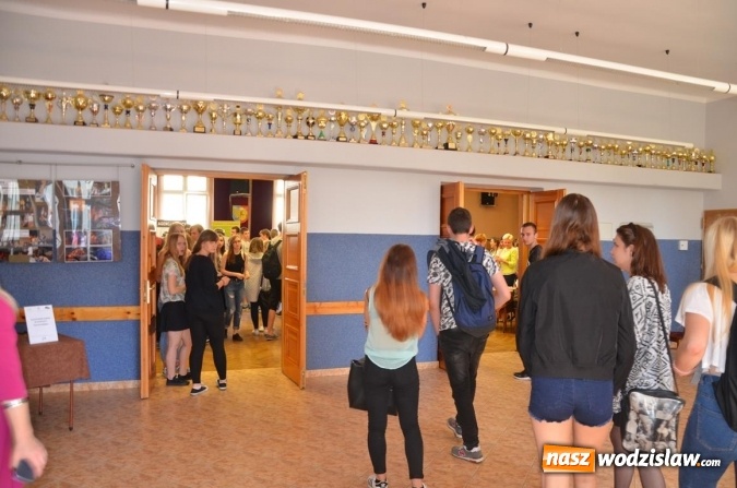 Zdjęcie w galerii na portalu naszwodzislaw.com: Spore zainteresowanie kiermaszem pracy wakacyjnej wiadomości z regionu