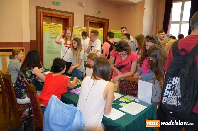 Zdjęcie w galerii na portalu naszwodzislaw.com: Spore zainteresowanie kiermaszem pracy wakacyjnej wiadomości z regionu