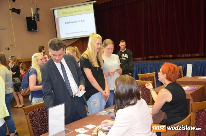 Zdjęcie w galerii na portalu naszwodzislaw.com: Spore zainteresowanie kiermaszem pracy wakacyjnej wiadomości z regionu