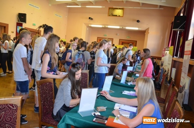 Zdjęcie w galerii na portalu naszwodzislaw.com: Spore zainteresowanie kiermaszem pracy wakacyjnej wiadomości z regionu