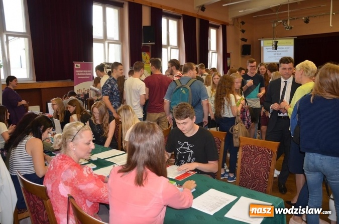 Zdjęcie w galerii na portalu naszwodzislaw.com: Spore zainteresowanie kiermaszem pracy wakacyjnej wiadomości z regionu