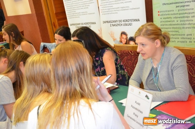 Zdjęcie w galerii na portalu naszwodzislaw.com: Spore zainteresowanie kiermaszem pracy wakacyjnej wiadomości z regionu