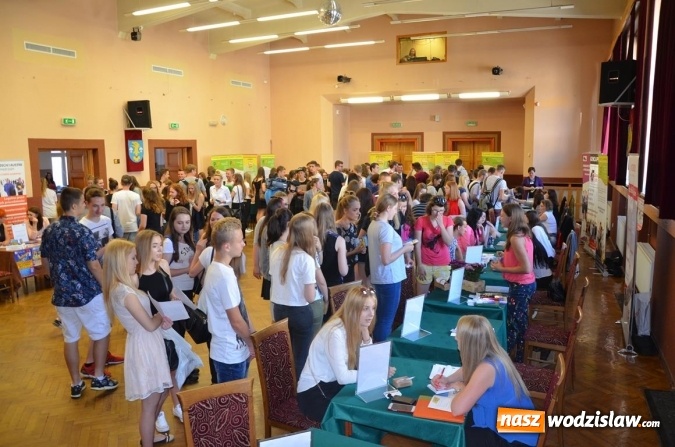 Zdjęcie w galerii na portalu naszwodzislaw.com: Spore zainteresowanie kiermaszem pracy wakacyjnej wiadomości z regionu