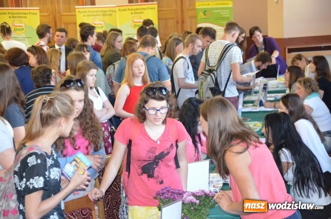 Zdjęcie w galerii na portalu naszwodzislaw.com: Spore zainteresowanie kiermaszem pracy wakacyjnej wiadomości z regionu