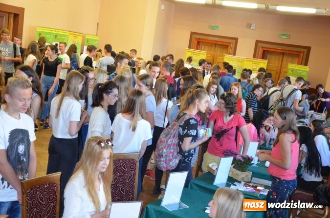 Zdjęcie w galerii na portalu naszwodzislaw.com: Spore zainteresowanie kiermaszem pracy wakacyjnej wiadomości z regionu