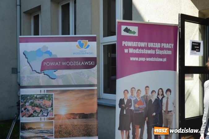 Zdjęcie w galerii na portalu naszwodzislaw.com: Spore zainteresowanie kiermaszem pracy wakacyjnej wiadomości z regionu