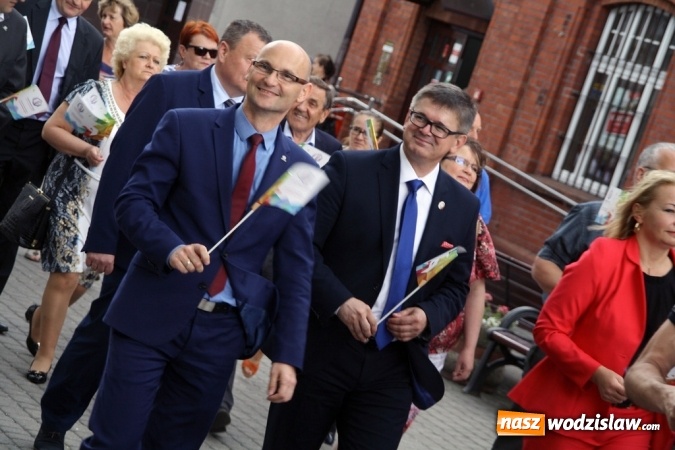 Zdjęcie w galerii na portalu naszwodzislaw.com: 47. Dni Wodzisławia Śląskiego rozpoczęte. Do oficjalnego otwarcia wydarzenia użyto... 50 metrowego zamku błyskawicznego wiadomości z regionu