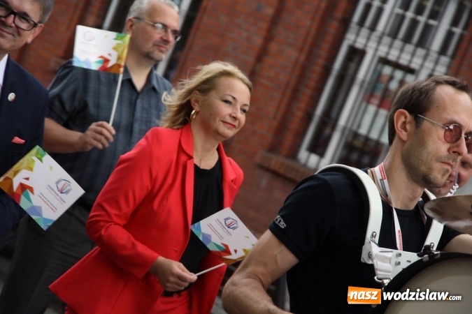 Zdjęcie w galerii na portalu naszwodzislaw.com: 47. Dni Wodzisławia Śląskiego rozpoczęte. Do oficjalnego otwarcia wydarzenia użyto... 50 metrowego zamku błyskawicznego wiadomości z regionu