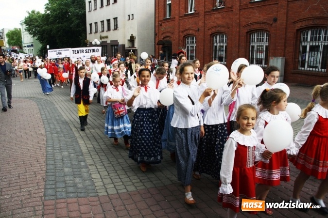 Zdjęcie w galerii na portalu naszwodzislaw.com: 47. Dni Wodzisławia Śląskiego rozpoczęte. Do oficjalnego otwarcia wydarzenia użyto... 50 metrowego zamku błyskawicznego wiadomości z regionu