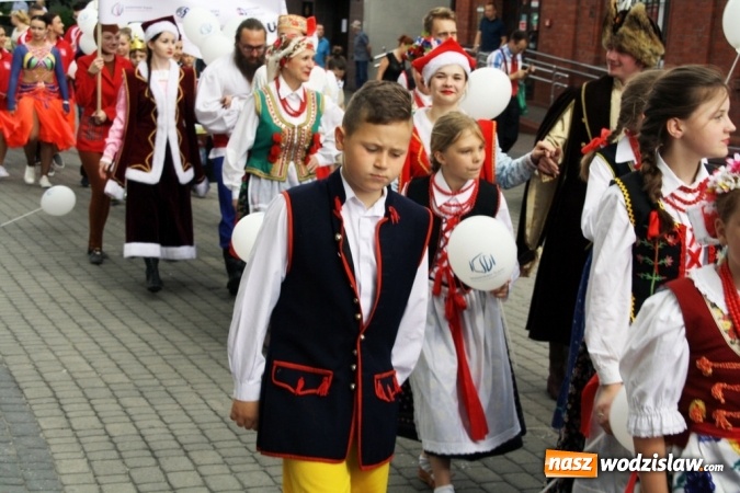 Zdjęcie w galerii na portalu naszwodzislaw.com: 47. Dni Wodzisławia Śląskiego rozpoczęte. Do oficjalnego otwarcia wydarzenia użyto... 50 metrowego zamku błyskawicznego wiadomości z regionu