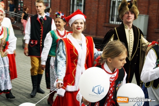 Zdjęcie w galerii na portalu naszwodzislaw.com: 47. Dni Wodzisławia Śląskiego rozpoczęte. Do oficjalnego otwarcia wydarzenia użyto... 50 metrowego zamku błyskawicznego wiadomości z regionu