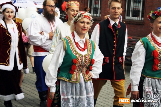 Zdjęcie w galerii na portalu naszwodzislaw.com: 47. Dni Wodzisławia Śląskiego rozpoczęte. Do oficjalnego otwarcia wydarzenia użyto... 50 metrowego zamku błyskawicznego wiadomości z regionu