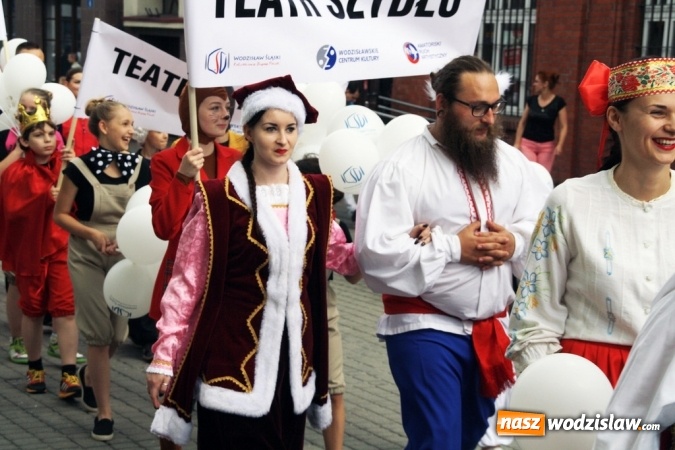 Zdjęcie w galerii na portalu naszwodzislaw.com: 47. Dni Wodzisławia Śląskiego rozpoczęte. Do oficjalnego otwarcia wydarzenia użyto... 50 metrowego zamku błyskawicznego wiadomości z regionu