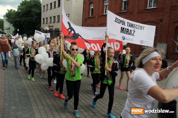 Zdjęcie w galerii na portalu naszwodzislaw.com: 47. Dni Wodzisławia Śląskiego rozpoczęte. Do oficjalnego otwarcia wydarzenia użyto... 50 metrowego zamku błyskawicznego wiadomości z regionu