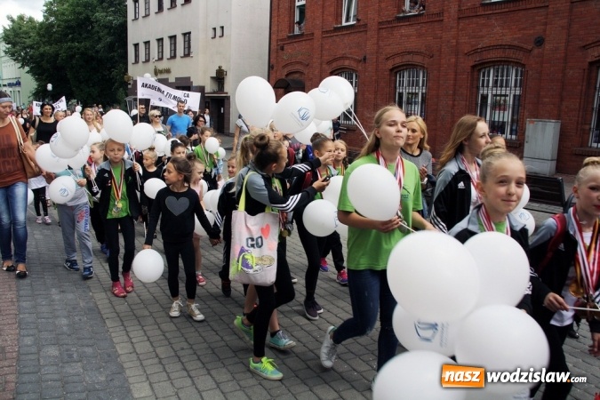 Zdjęcie w galerii na portalu naszwodzislaw.com: 47. Dni Wodzisławia Śląskiego rozpoczęte. Do oficjalnego otwarcia wydarzenia użyto... 50 metrowego zamku błyskawicznego wiadomości z regionu