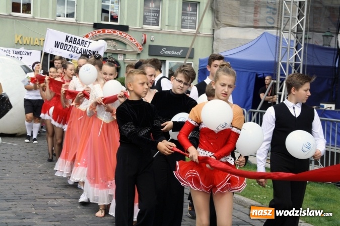 Zdjęcie w galerii na portalu naszwodzislaw.com: 47. Dni Wodzisławia Śląskiego rozpoczęte. Do oficjalnego otwarcia wydarzenia użyto... 50 metrowego zamku błyskawicznego wiadomości z regionu