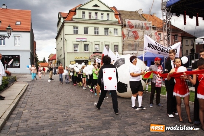 Zdjęcie w galerii na portalu naszwodzislaw.com: 47. Dni Wodzisławia Śląskiego rozpoczęte. Do oficjalnego otwarcia wydarzenia użyto... 50 metrowego zamku błyskawicznego wiadomości z regionu