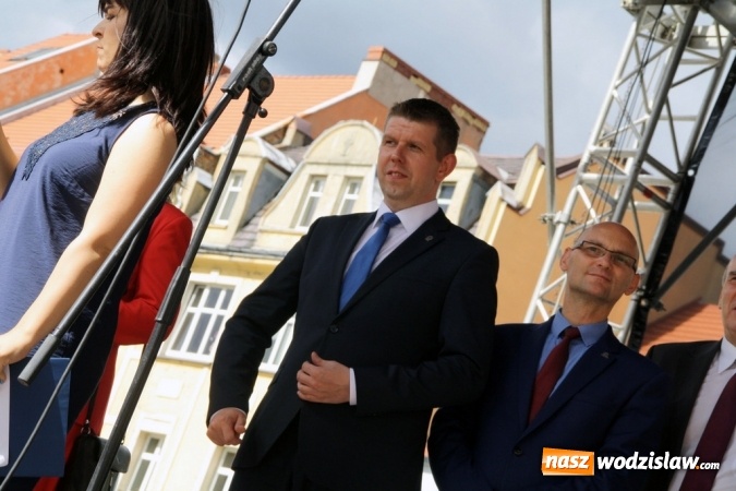 Zdjęcie w galerii na portalu naszwodzislaw.com: 47. Dni Wodzisławia Śląskiego rozpoczęte. Do oficjalnego otwarcia wydarzenia użyto... 50 metrowego zamku błyskawicznego wiadomości z regionu