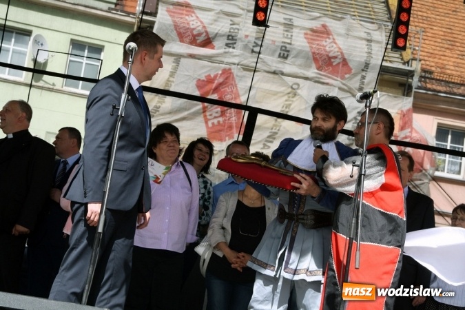 Zdjęcie w galerii na portalu naszwodzislaw.com: 47. Dni Wodzisławia Śląskiego rozpoczęte. Do oficjalnego otwarcia wydarzenia użyto... 50 metrowego zamku błyskawicznego wiadomości z regionu