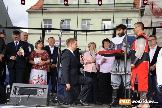Zdjęcie w galerii na portalu naszwodzislaw.com: 47. Dni Wodzisławia Śląskiego rozpoczęte. Do oficjalnego otwarcia wydarzenia użyto... 50 metrowego zamku błyskawicznego wiadomości z regionu