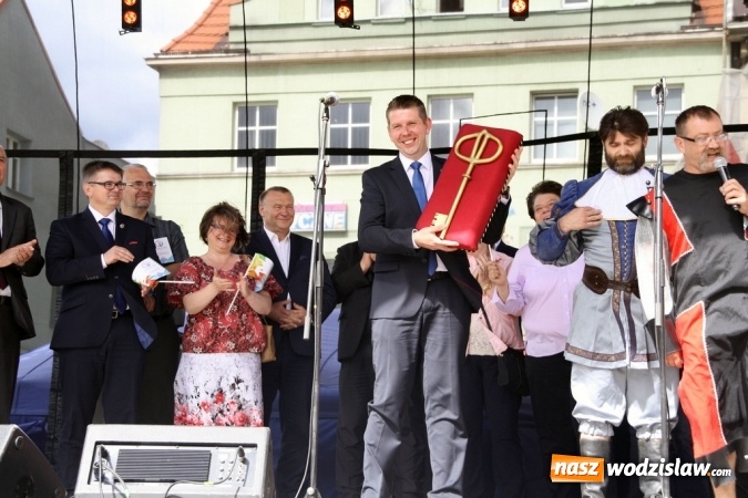 Zdjęcie w galerii na portalu naszwodzislaw.com: 47. Dni Wodzisławia Śląskiego rozpoczęte. Do oficjalnego otwarcia wydarzenia użyto... 50 metrowego zamku błyskawicznego wiadomości z regionu