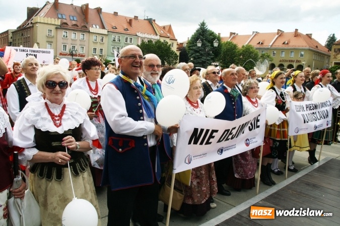 Zdjęcie w galerii na portalu naszwodzislaw.com: 47. Dni Wodzisławia Śląskiego rozpoczęte. Do oficjalnego otwarcia wydarzenia użyto... 50 metrowego zamku błyskawicznego wiadomości z regionu