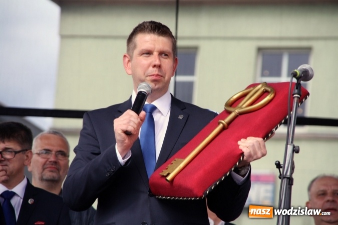 Zdjęcie w galerii na portalu naszwodzislaw.com: 47. Dni Wodzisławia Śląskiego rozpoczęte. Do oficjalnego otwarcia wydarzenia użyto... 50 metrowego zamku błyskawicznego wiadomości z regionu