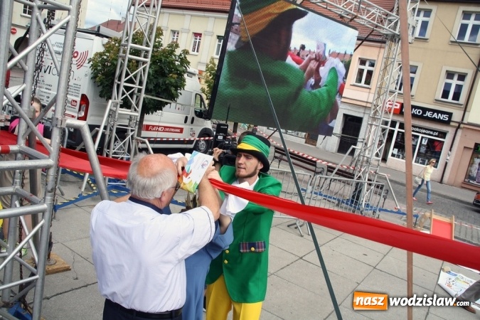 Zdjęcie w galerii na portalu naszwodzislaw.com: 47. Dni Wodzisławia Śląskiego rozpoczęte. Do oficjalnego otwarcia wydarzenia użyto... 50 metrowego zamku błyskawicznego wiadomości z regionu