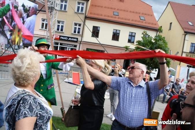Zdjęcie w galerii na portalu naszwodzislaw.com: 47. Dni Wodzisławia Śląskiego rozpoczęte. Do oficjalnego otwarcia wydarzenia użyto... 50 metrowego zamku błyskawicznego wiadomości z regionu