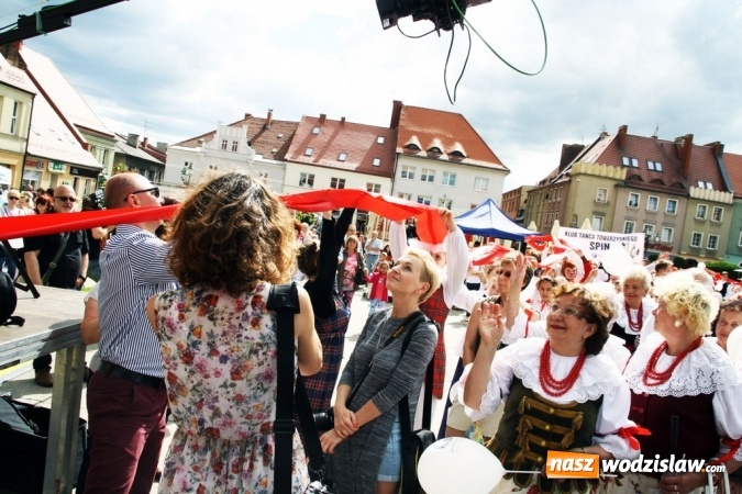 Zdjęcie w galerii na portalu naszwodzislaw.com: 47. Dni Wodzisławia Śląskiego rozpoczęte. Do oficjalnego otwarcia wydarzenia użyto... 50 metrowego zamku błyskawicznego wiadomości z regionu