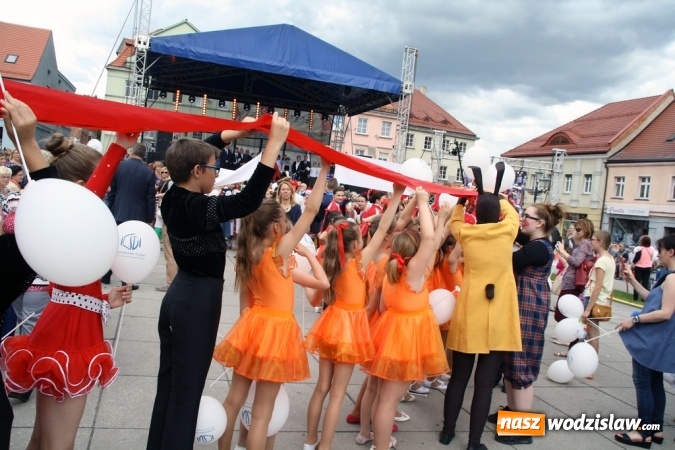 Zdjęcie w galerii na portalu naszwodzislaw.com: 47. Dni Wodzisławia Śląskiego rozpoczęte. Do oficjalnego otwarcia wydarzenia użyto... 50 metrowego zamku błyskawicznego wiadomości z regionu