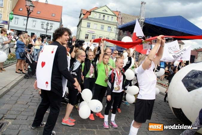 Zdjęcie w galerii na portalu naszwodzislaw.com: 47. Dni Wodzisławia Śląskiego rozpoczęte. Do oficjalnego otwarcia wydarzenia użyto... 50 metrowego zamku błyskawicznego wiadomości z regionu